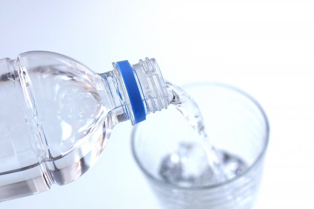 ペットボトルの水で水分補給
